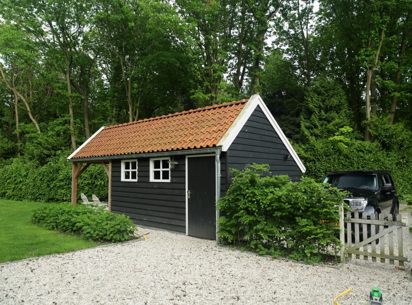 Houten kapschuur met overkapping.02