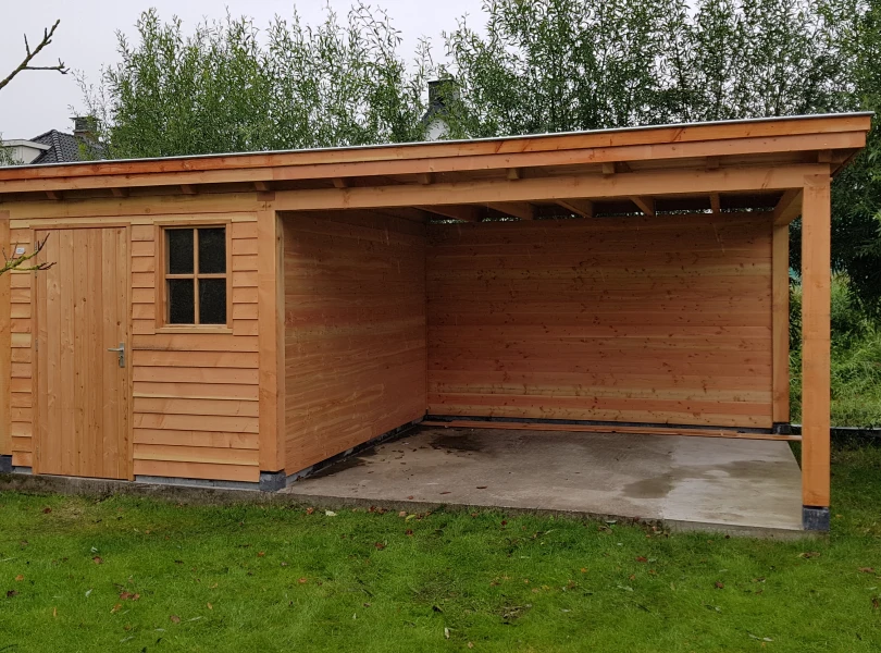 Houten berging met overkapping.00