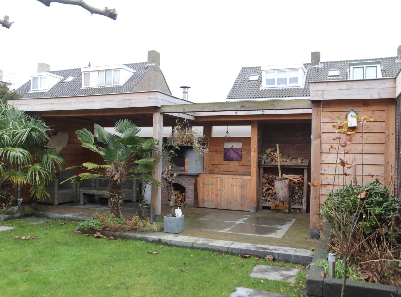 Houten berging met overkapping.01