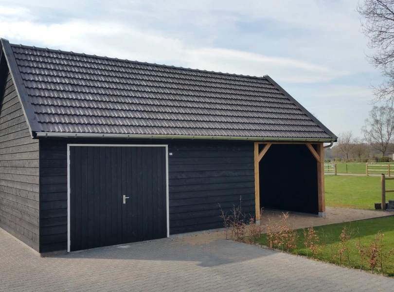 Houten kapschuur met inpandige luifel.00