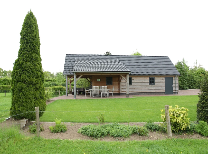 Houten garage met overkapping.03