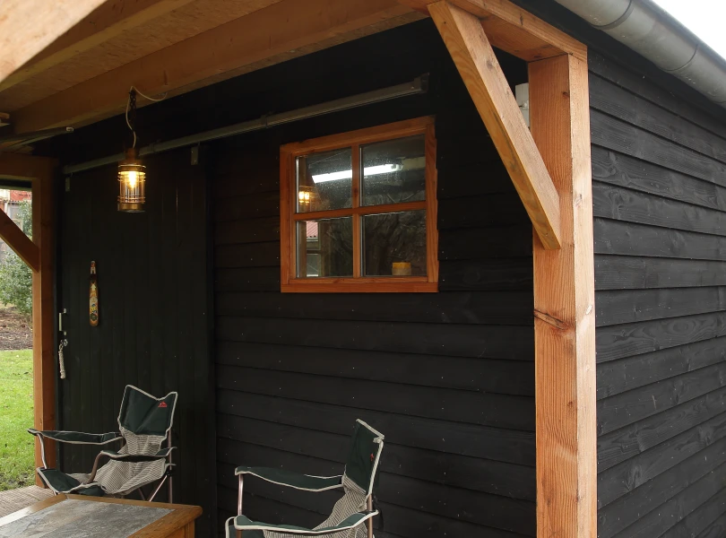 Houten schuur met overkapping.02
