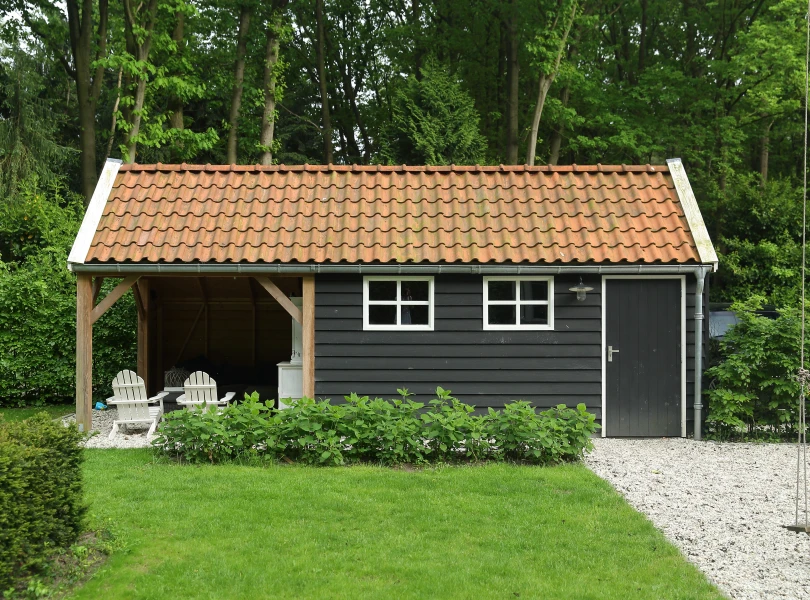 Houten kapschuur met overkapping.00