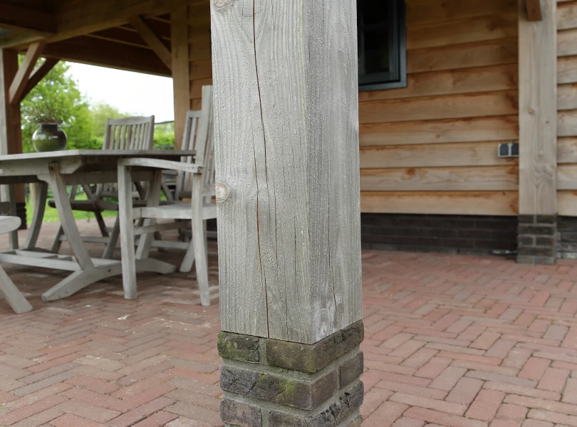 Houten garage met overkapping.04