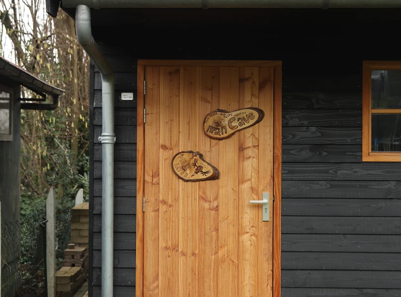 Houten schuur met overkapping.03