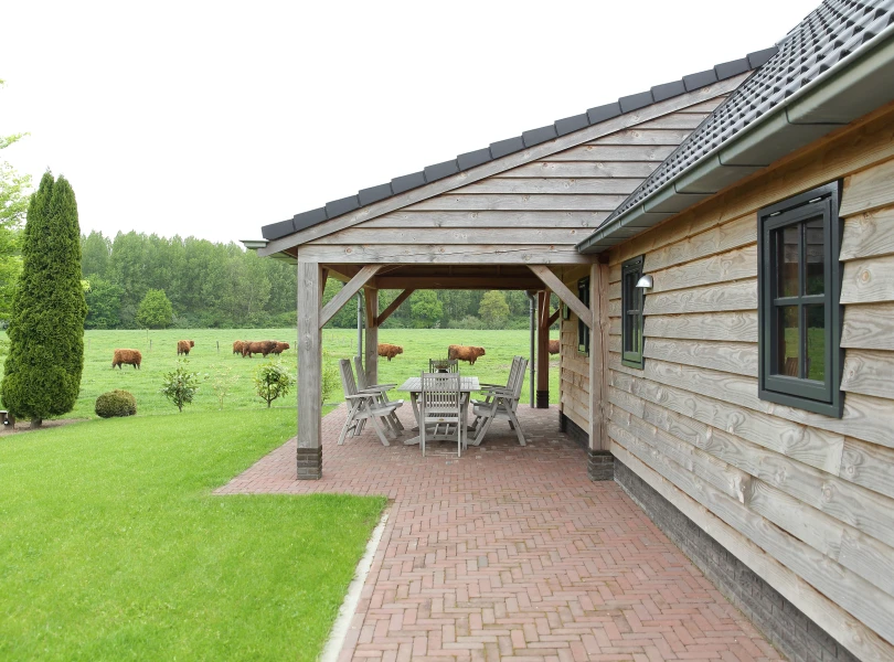 Houten garage met overkapping.05