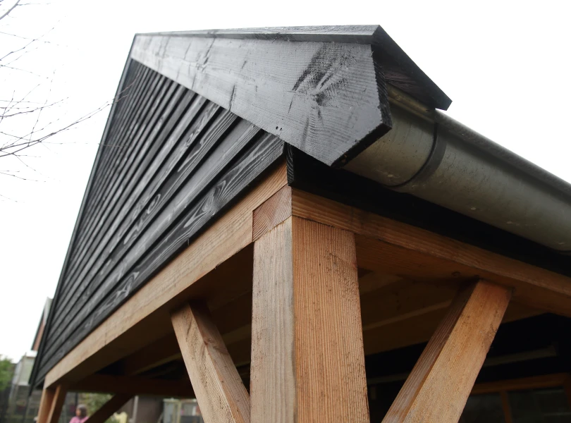 Houten schuur met overkapping.04