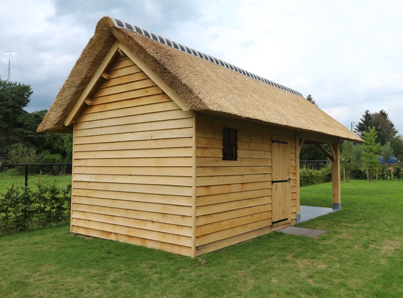 Eiken berging met overkapping.02