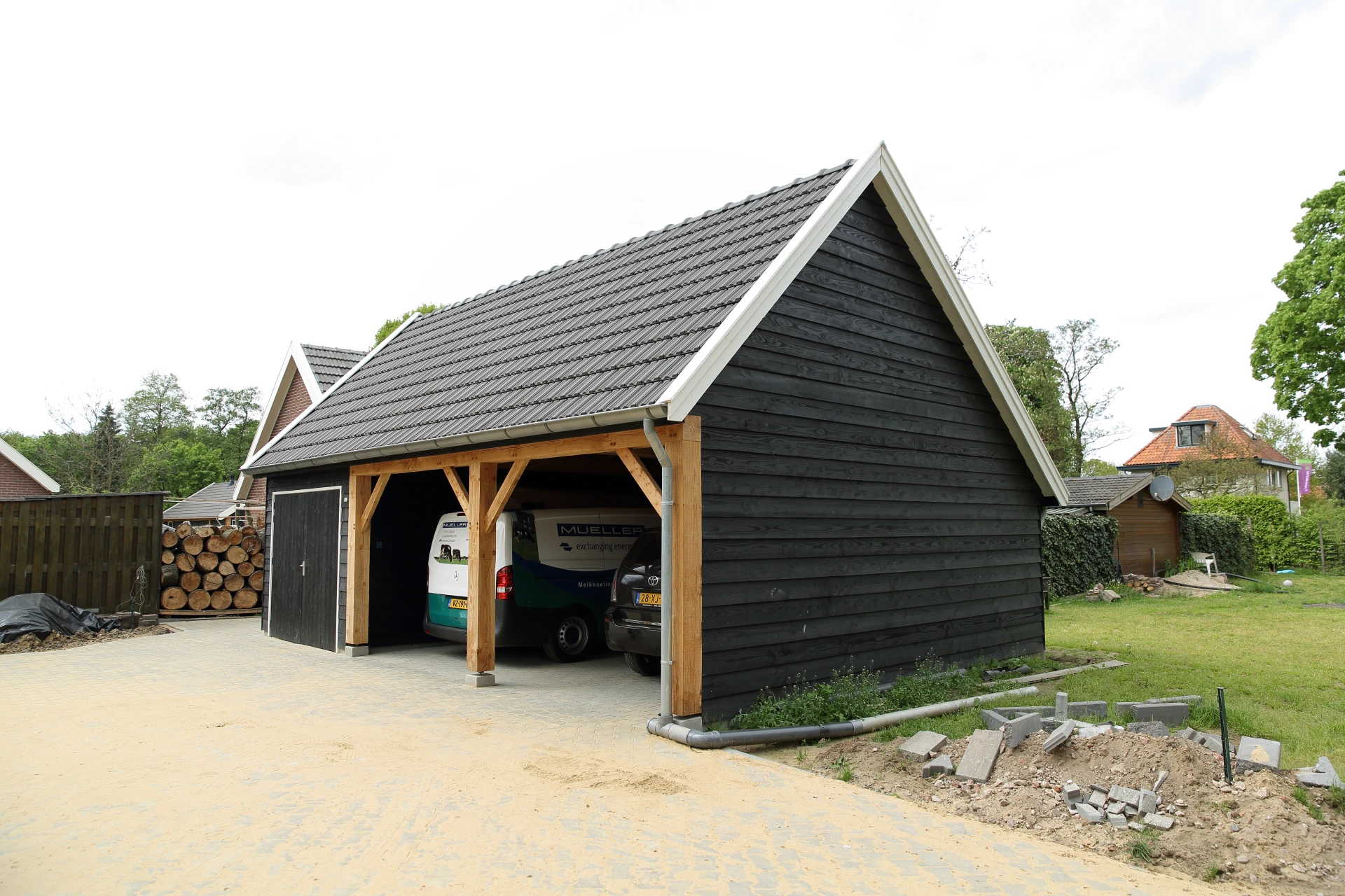 Houten kapschuur met carport.00