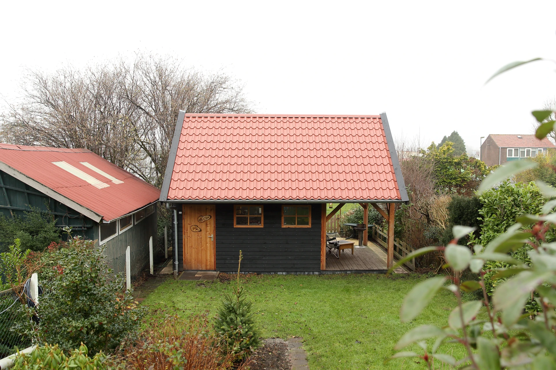 Houten schuur met overkapping.00