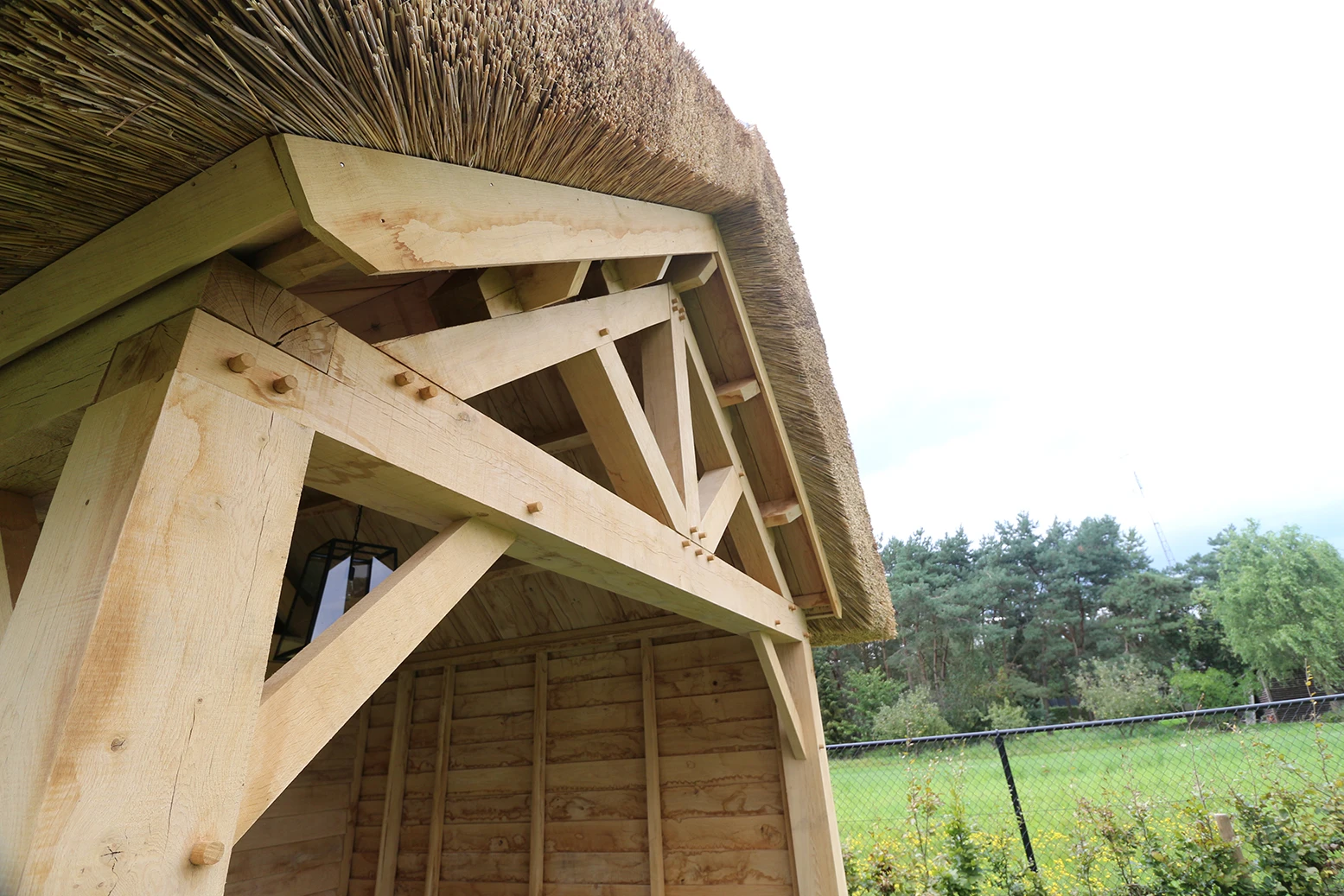 Eiken berging met overkapping.03