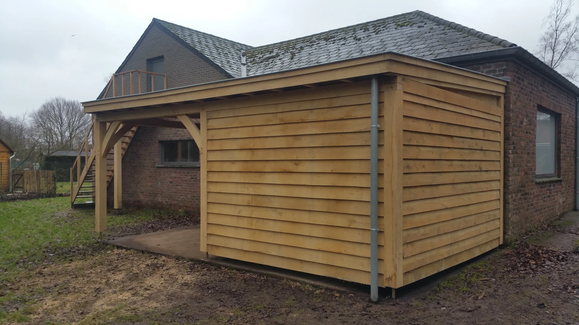 Eiken berging met overkapping.02