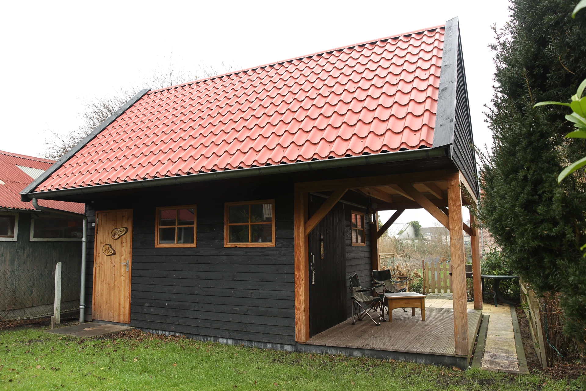 Houten schuur met overkapping.01