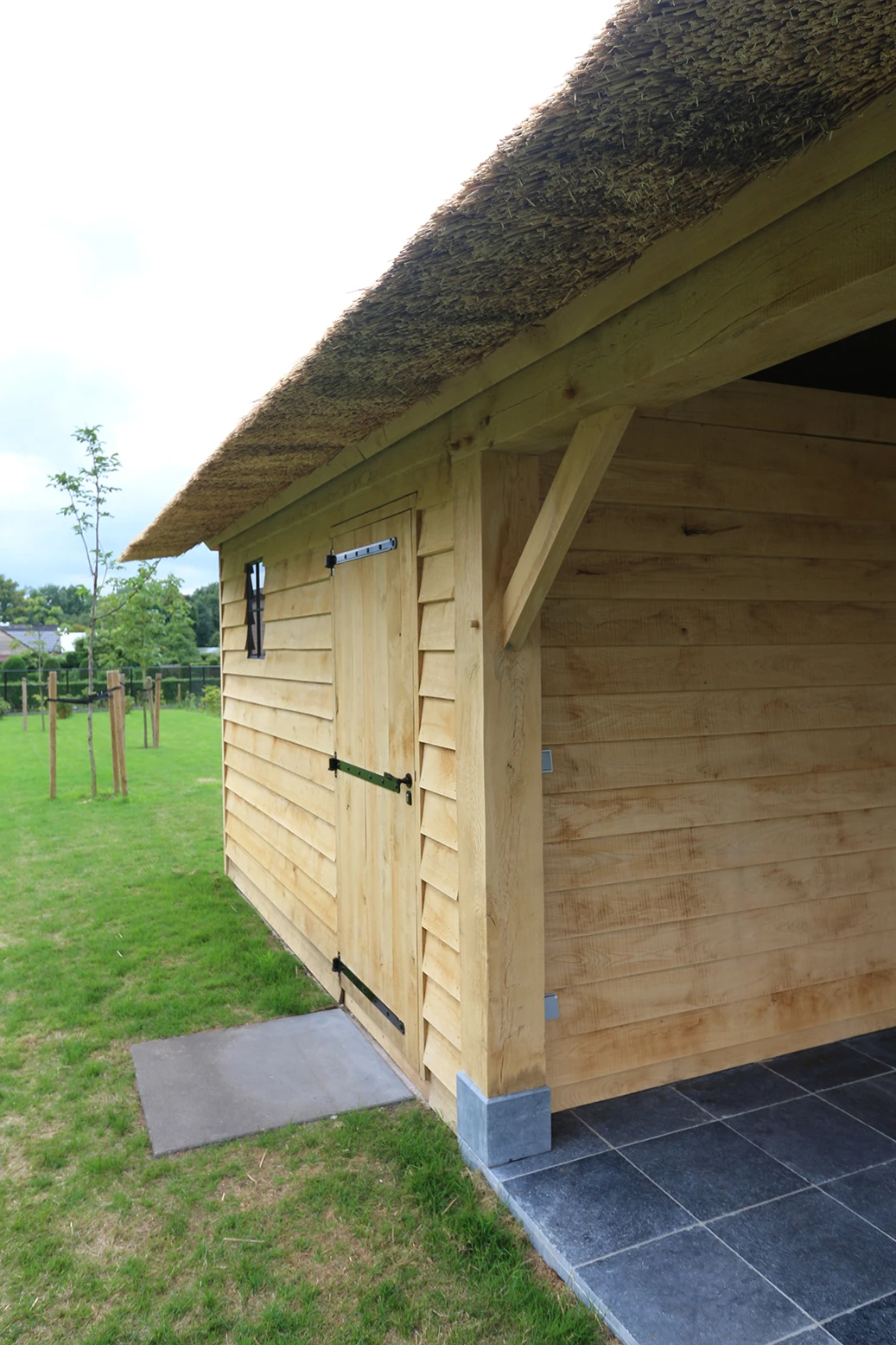 Eiken berging met overkapping.01