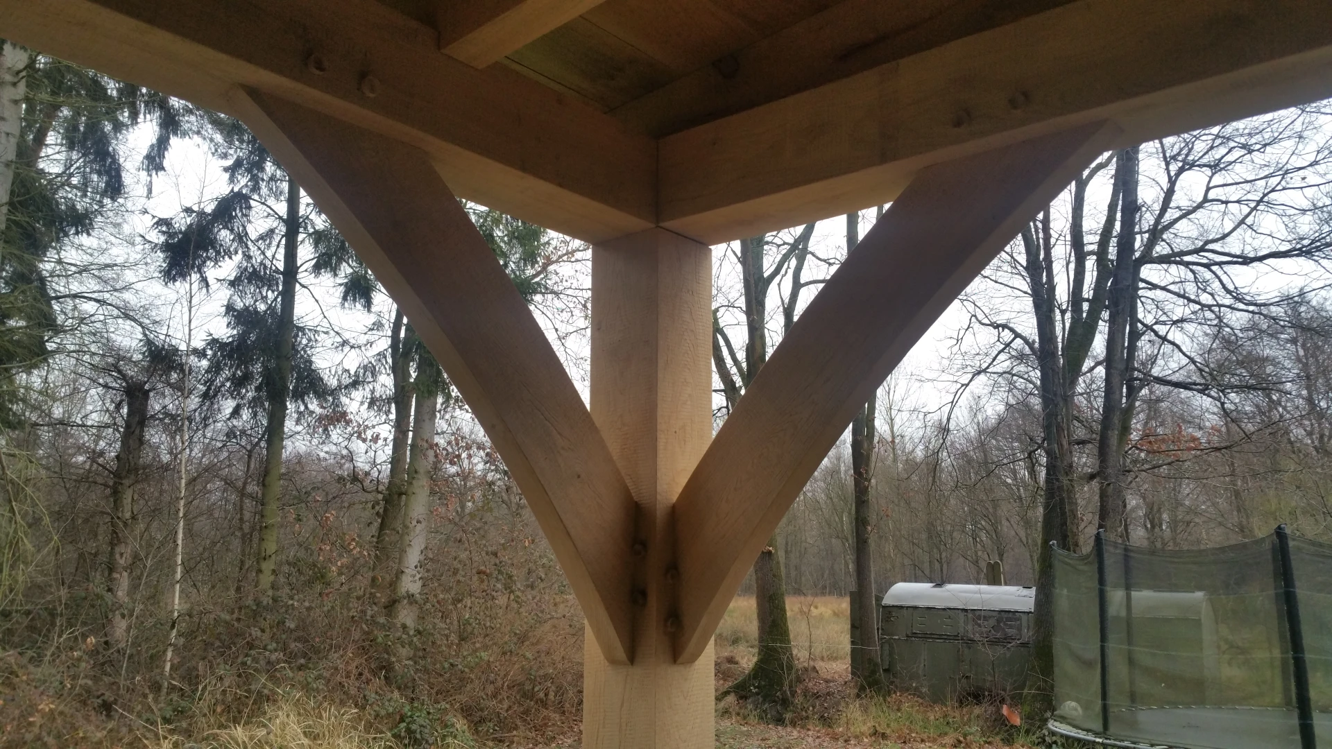 Eiken berging met overkapping.03