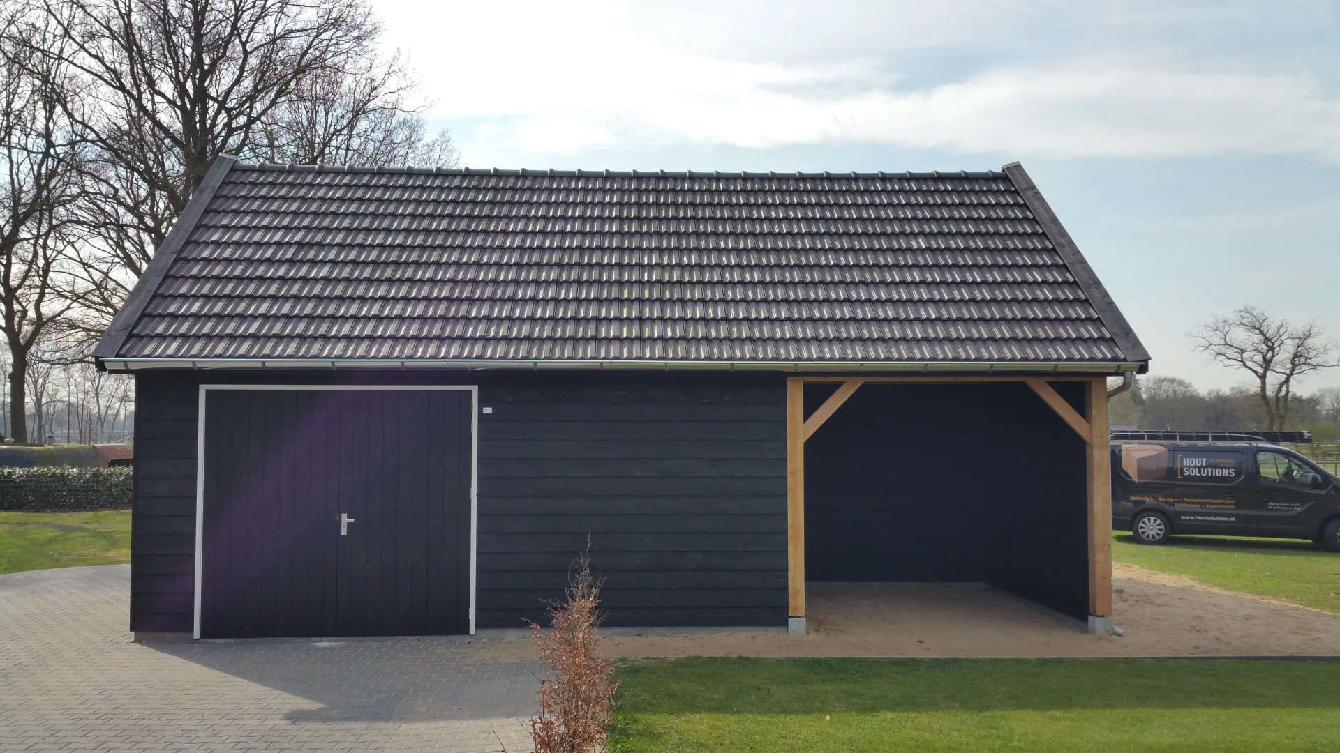 Houten kapschuur met inpandige luifel.01