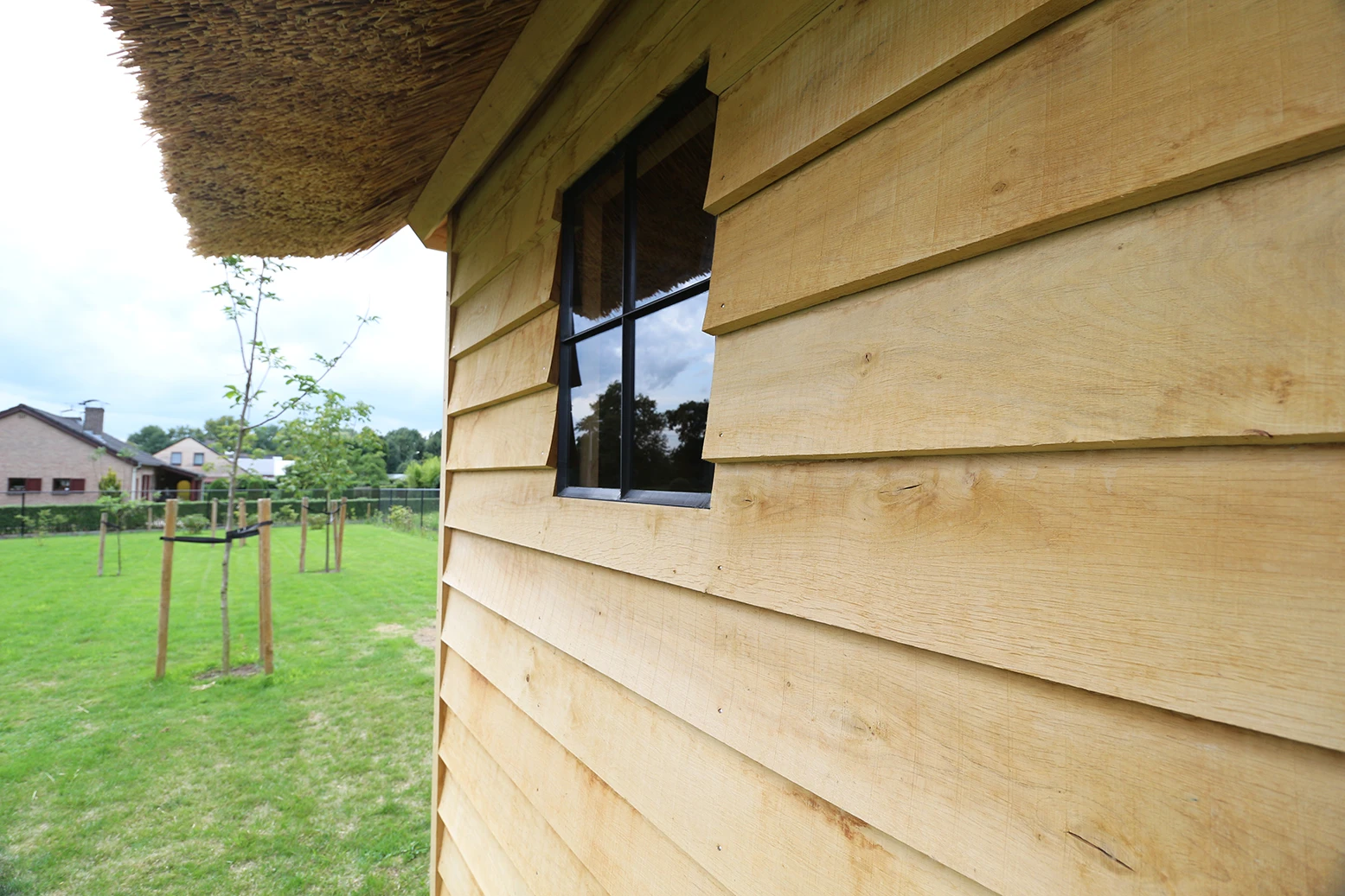 Eiken berging met overkapping.04