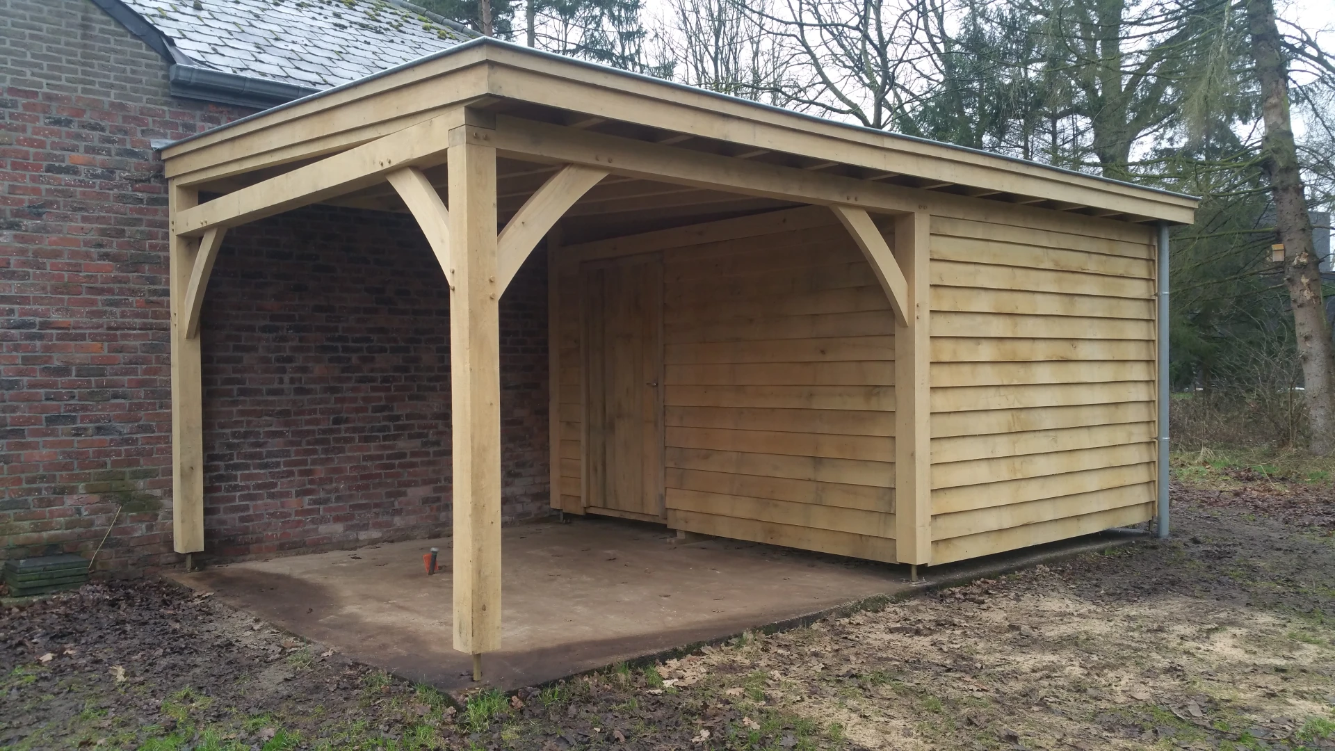 Eiken berging met overkapping.00