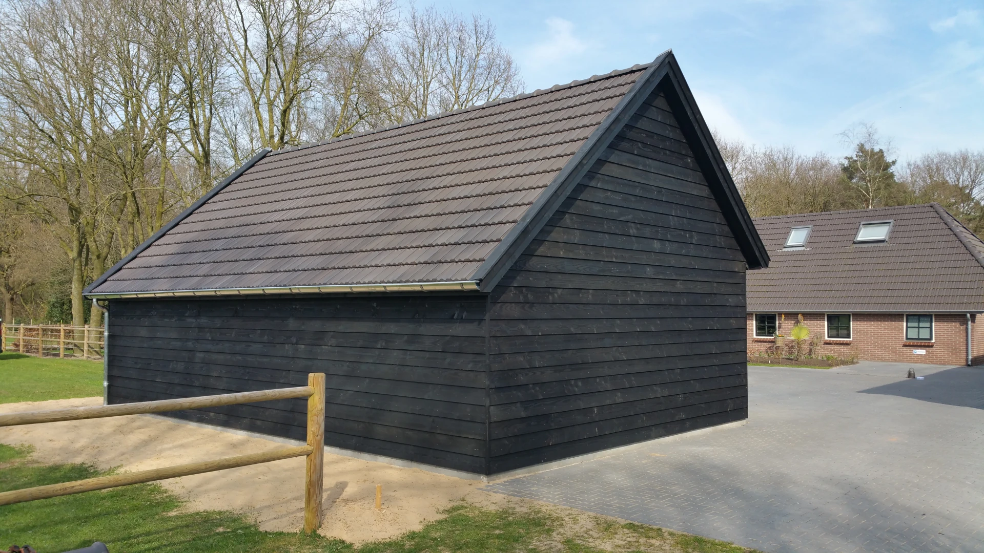 Houten kapschuur met inpandige luifel.02