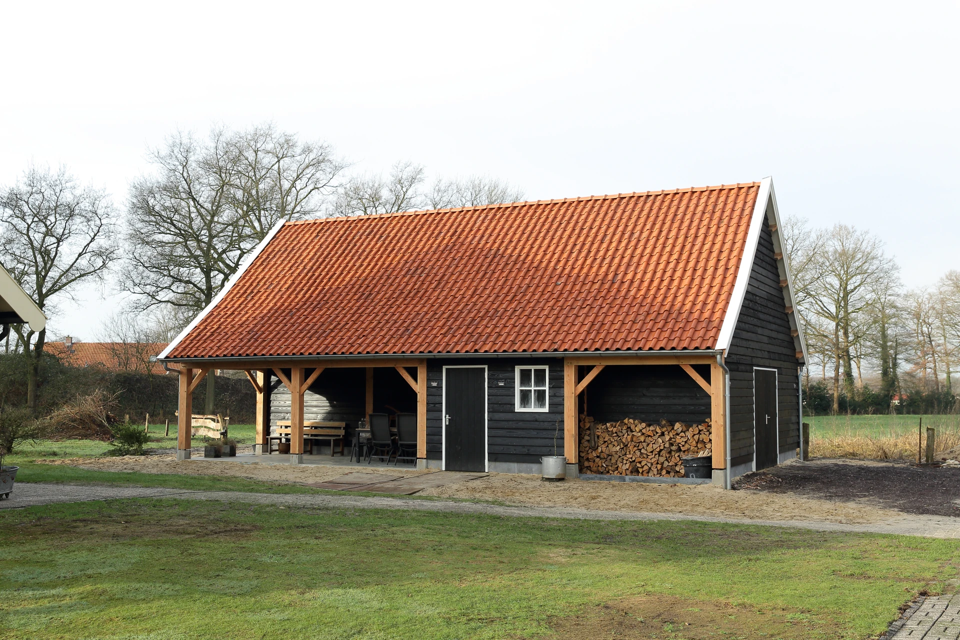 Houten garage met knikdak.00