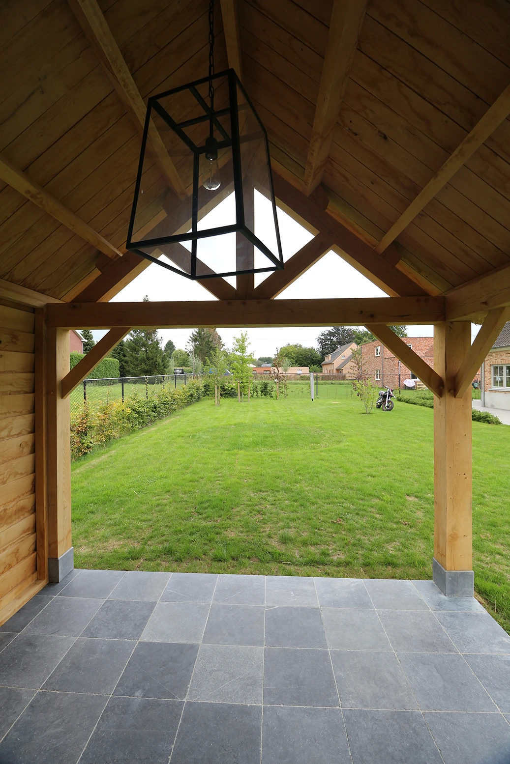 Eiken berging met overkapping.05