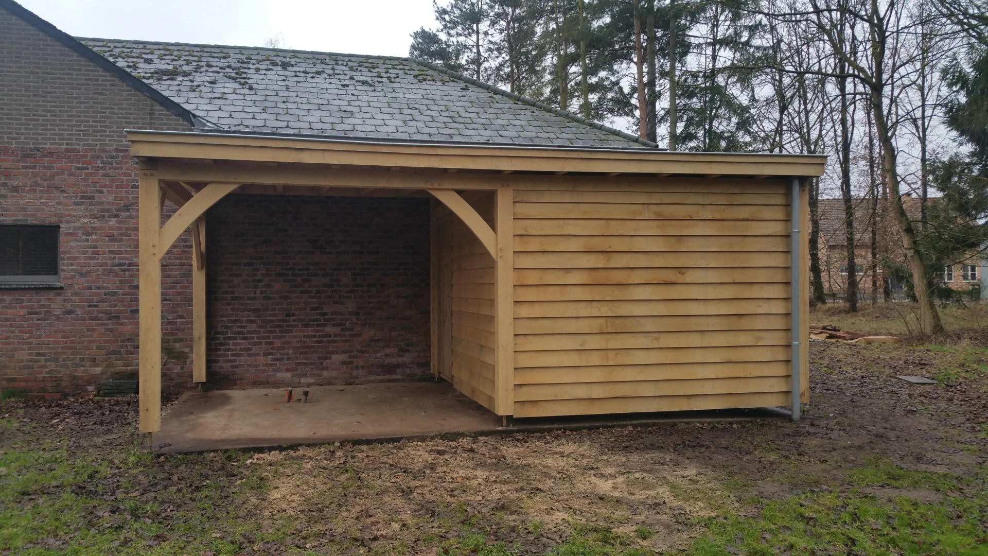 Eiken berging met overkapping.01