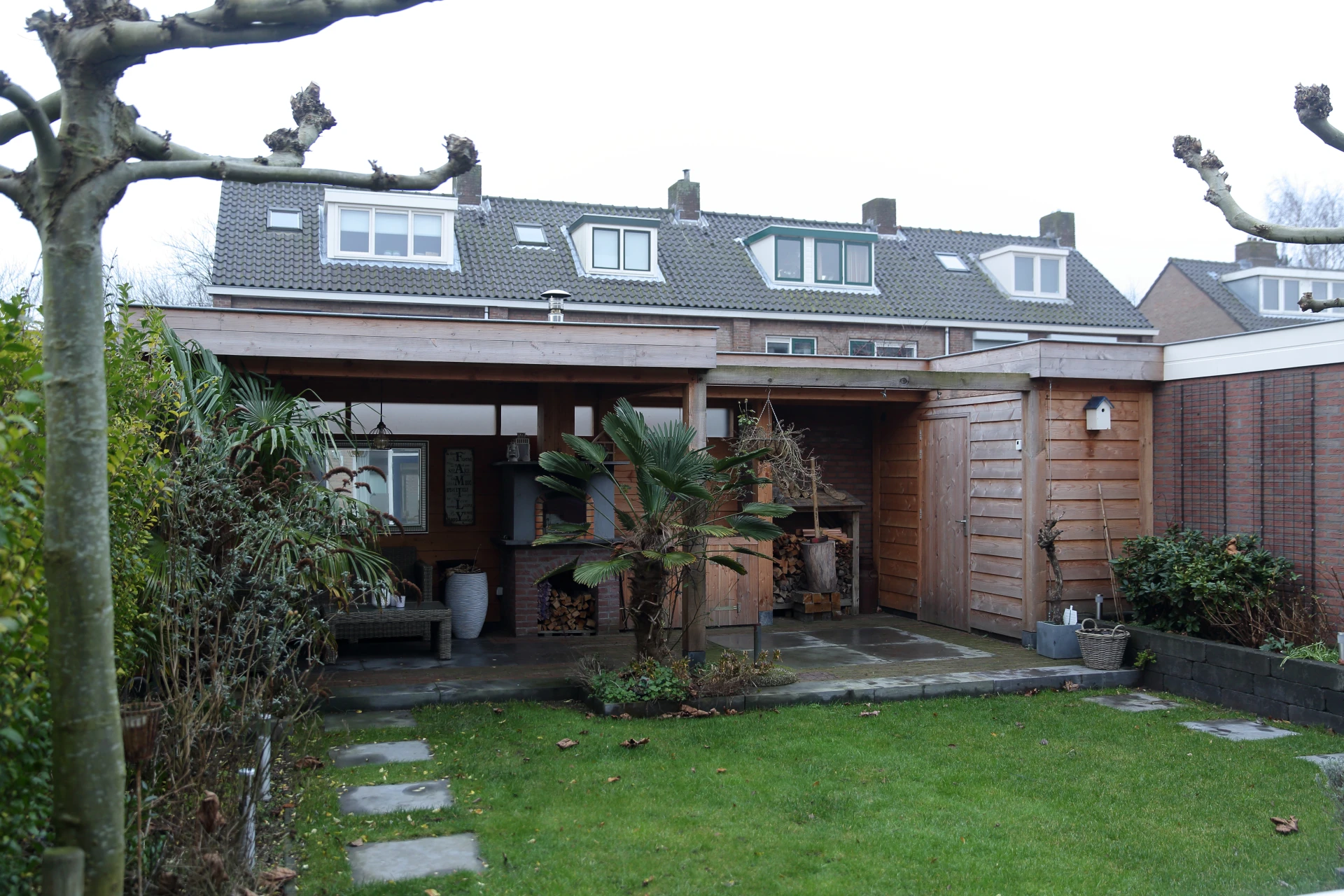 Houten berging met overkapping.00