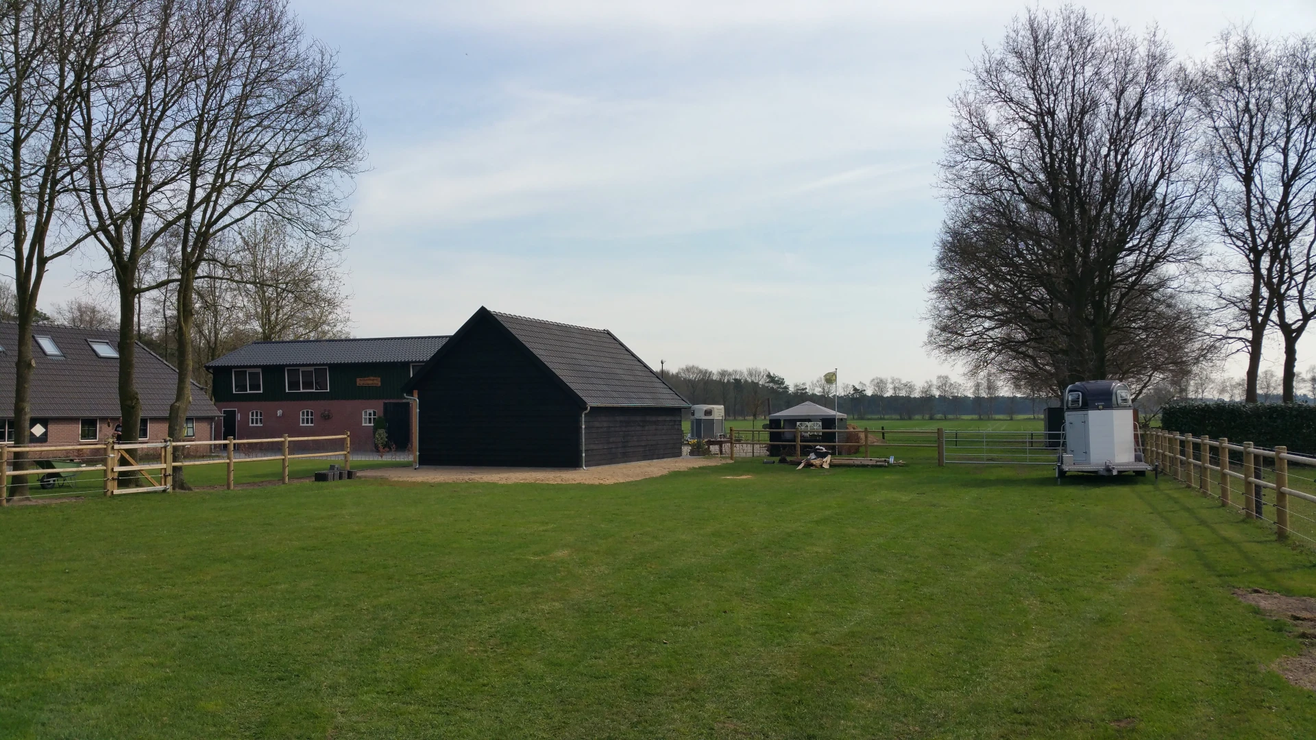 Houten kapschuur met inpandige luifel.03