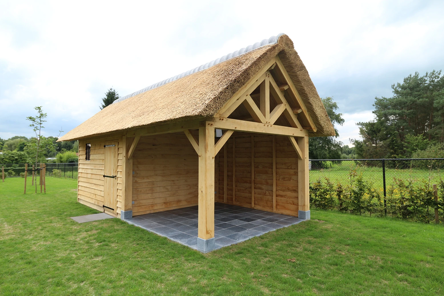 Eiken berging met overkapping.00