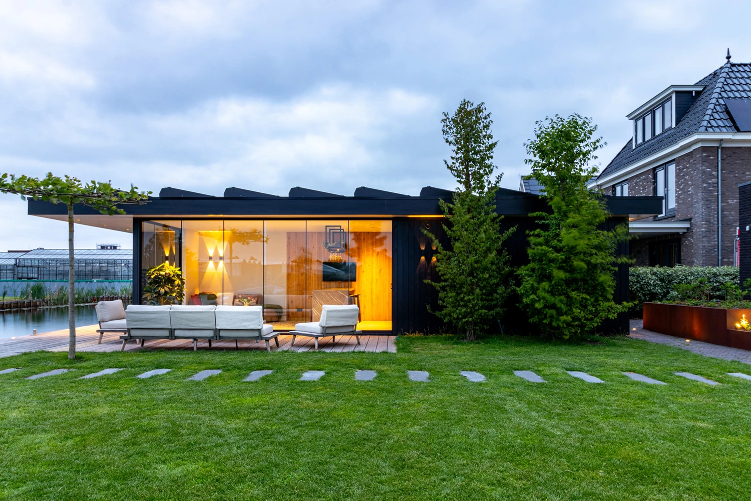 4a303c8c5bbc8d9d4f8a9e8555903f79c23b6897-1