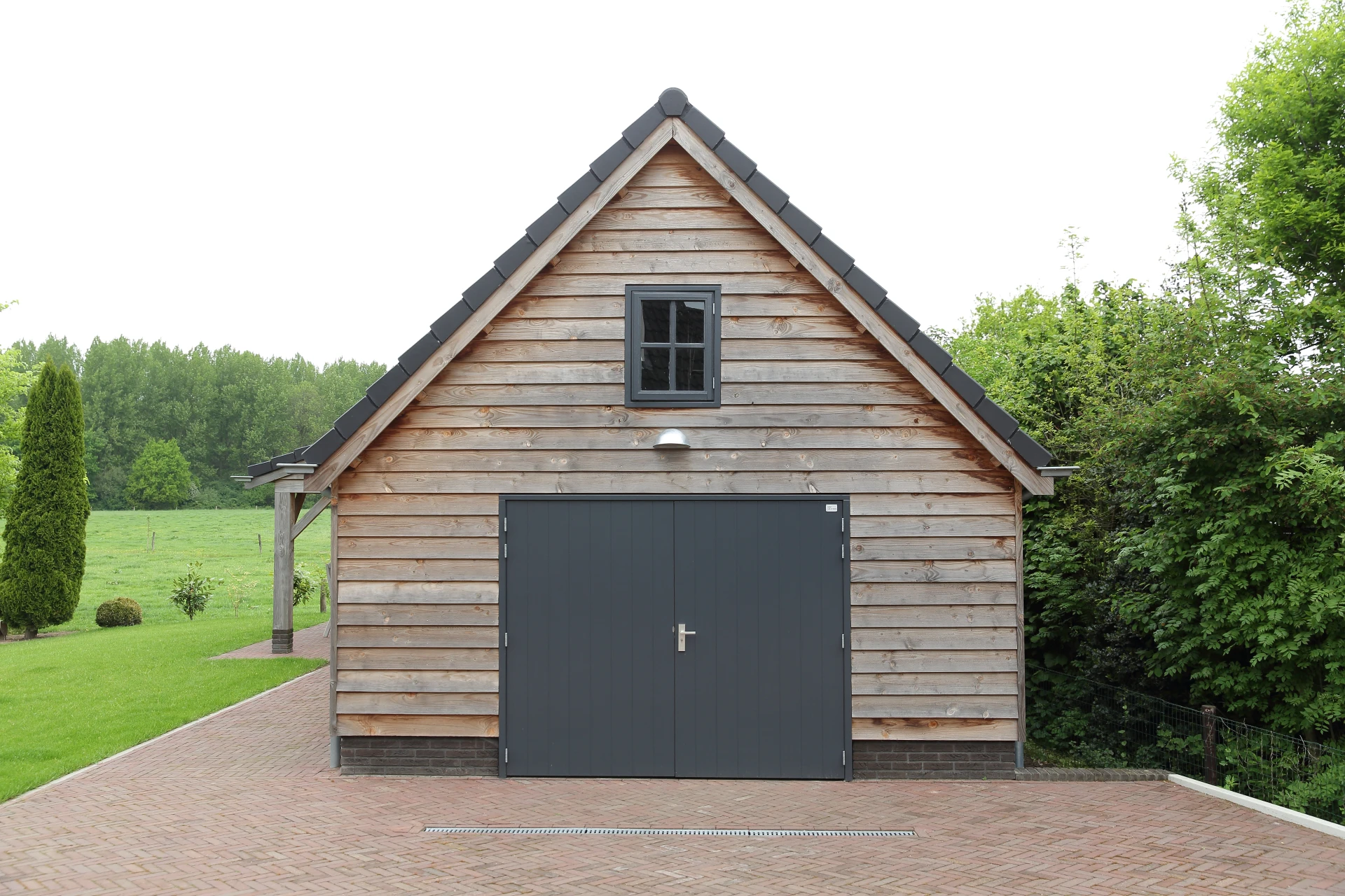 Houten garage met overkapping.01