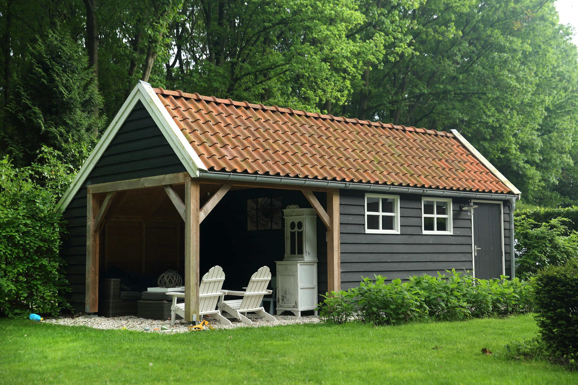 Houten kapschuur met overkapping.01