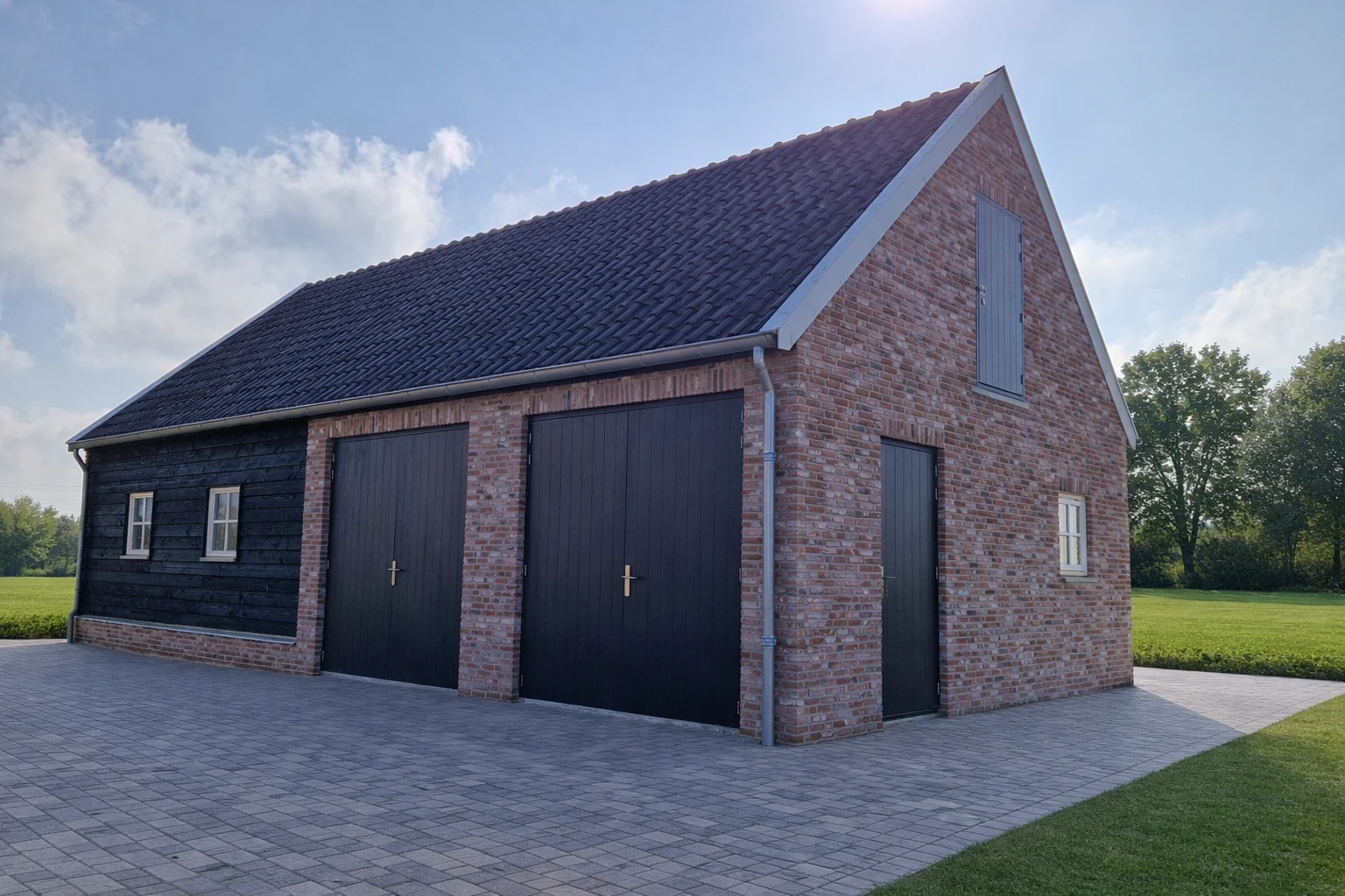 Klassieke garage met paardenstallen.00