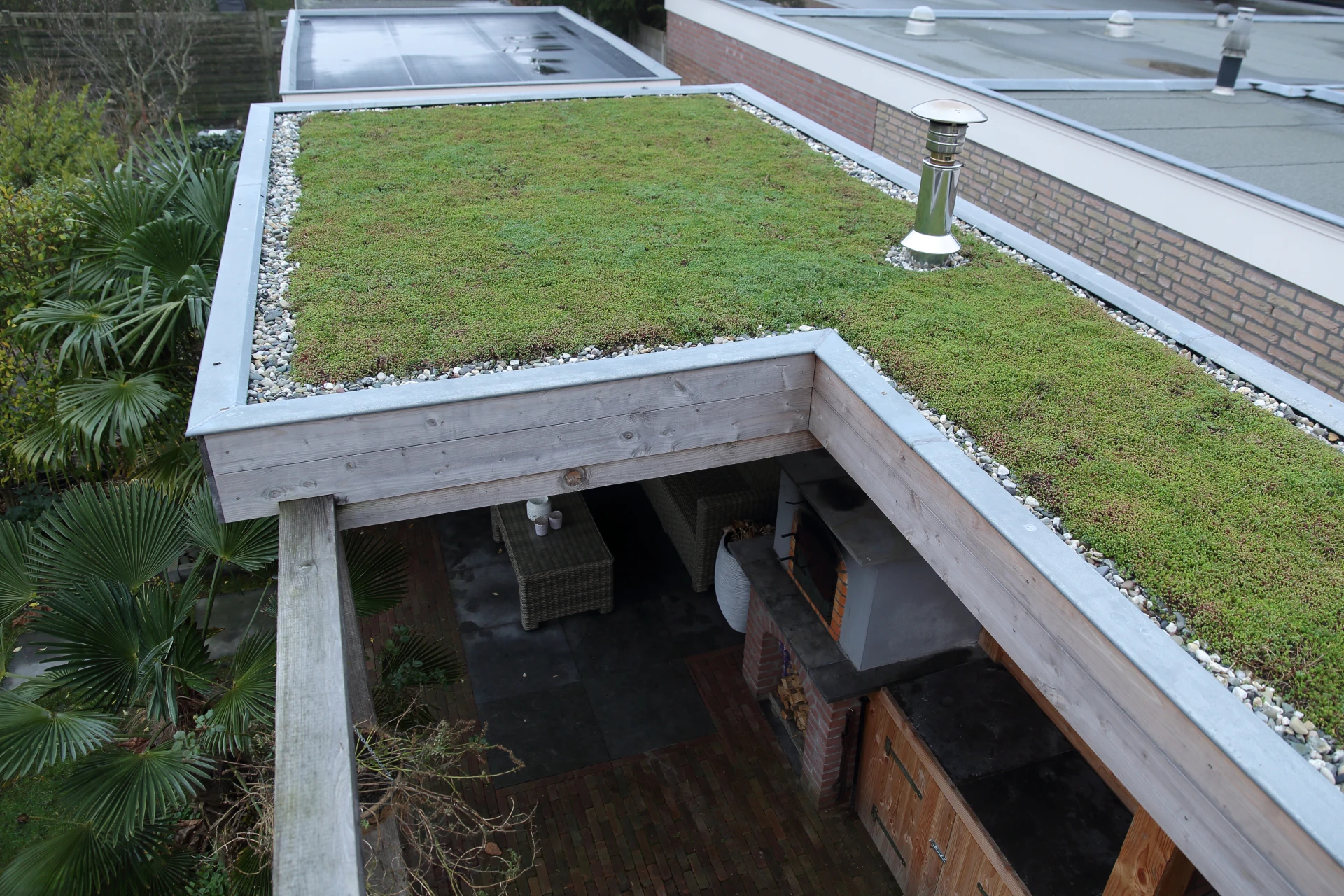 Houten berging met overkapping.03