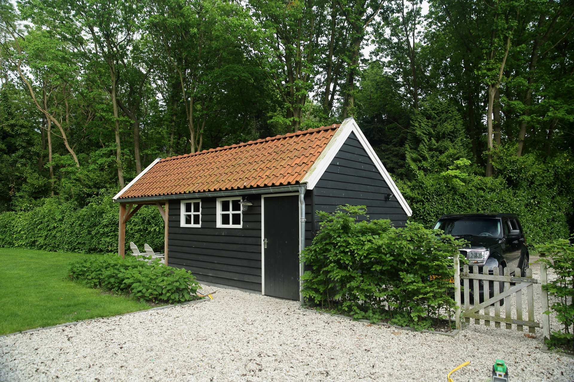 Houten kapschuur met overkapping.02