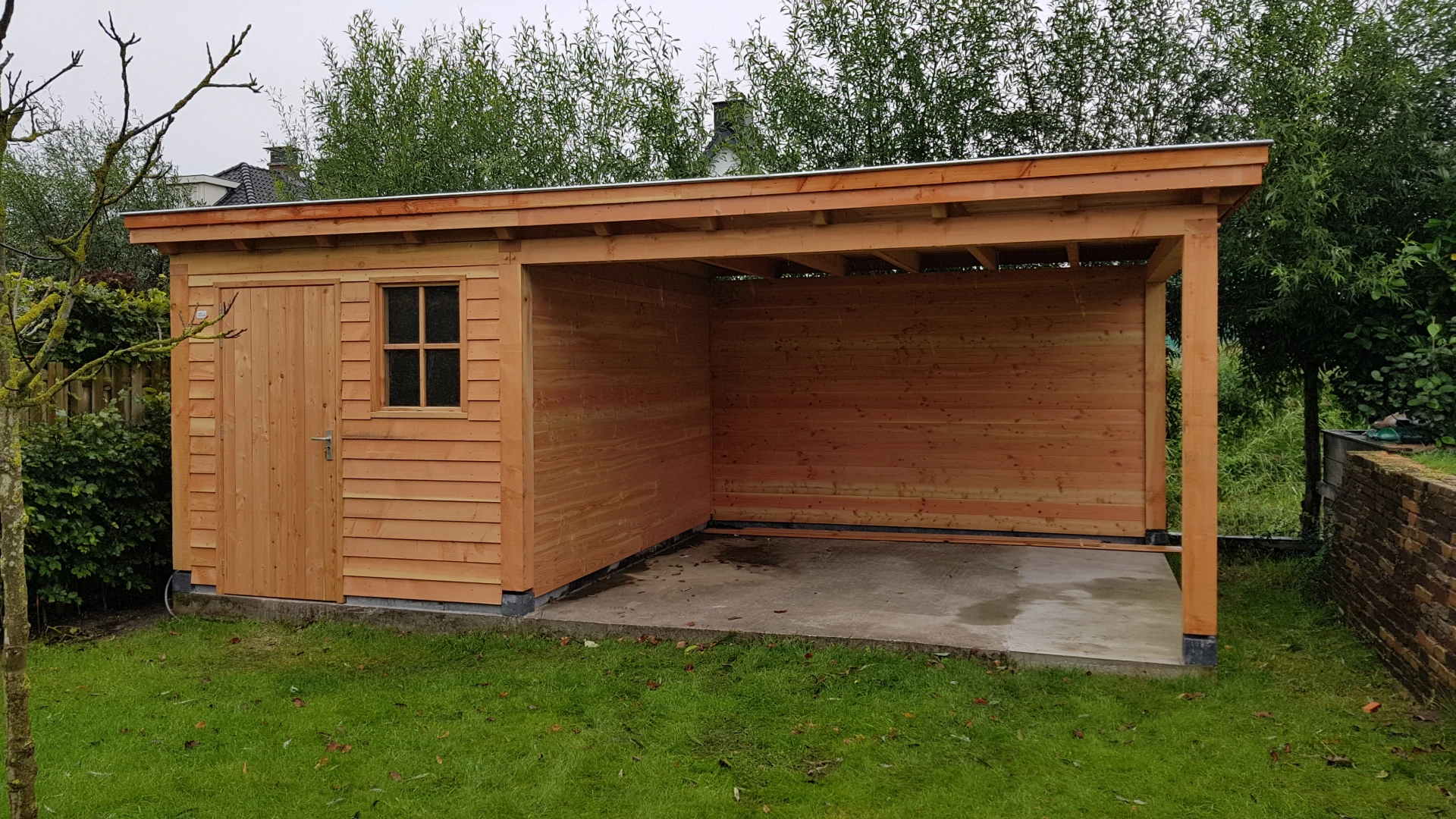 Houten berging met overkapping.00