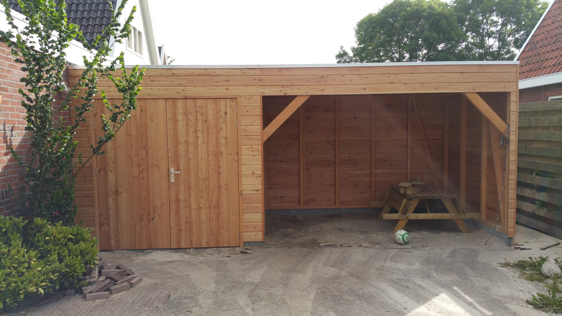 Berging met overkapping.00