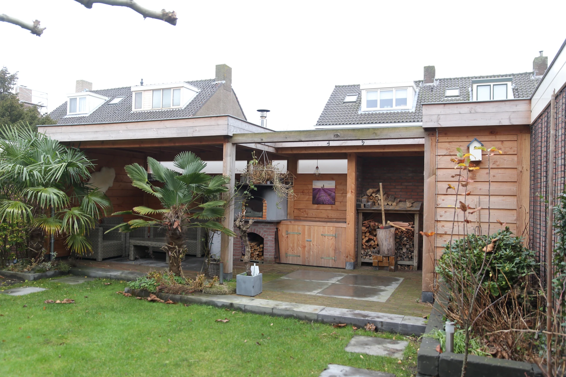 Houten berging met overkapping.01