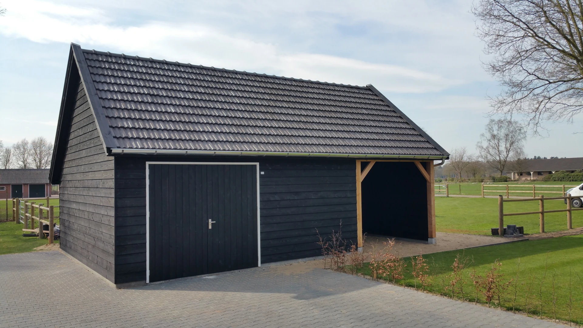 Houten kapschuur met inpandige luifel.00