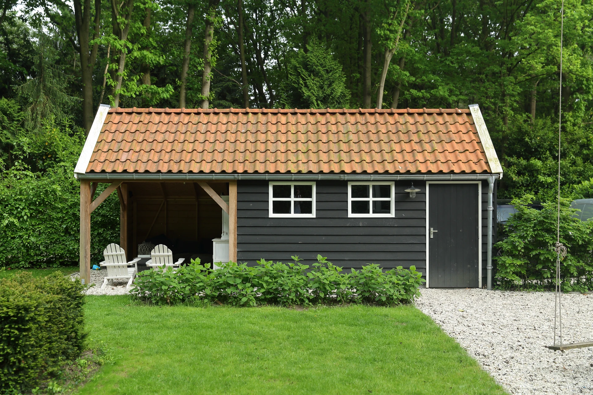 Houten kapschuur met overkapping.00