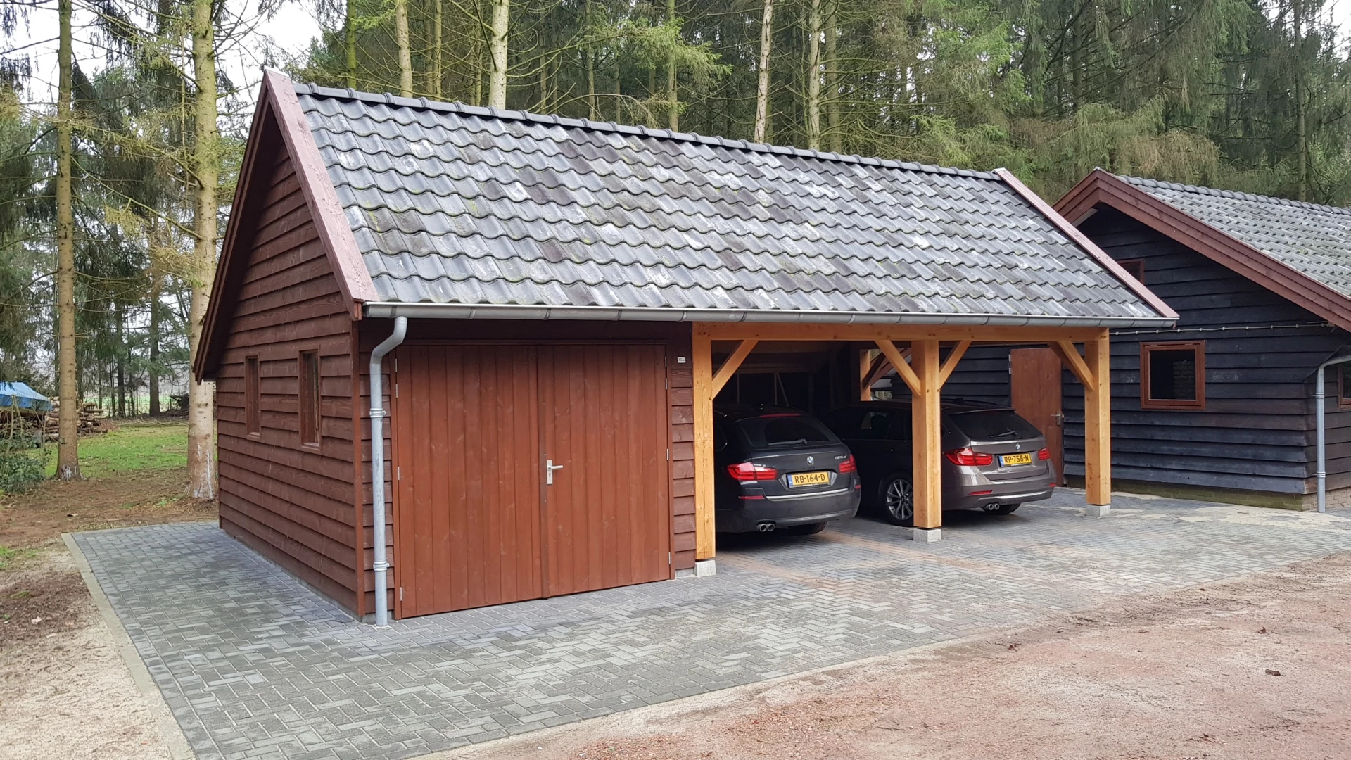 Houten kapschuur met carport.00