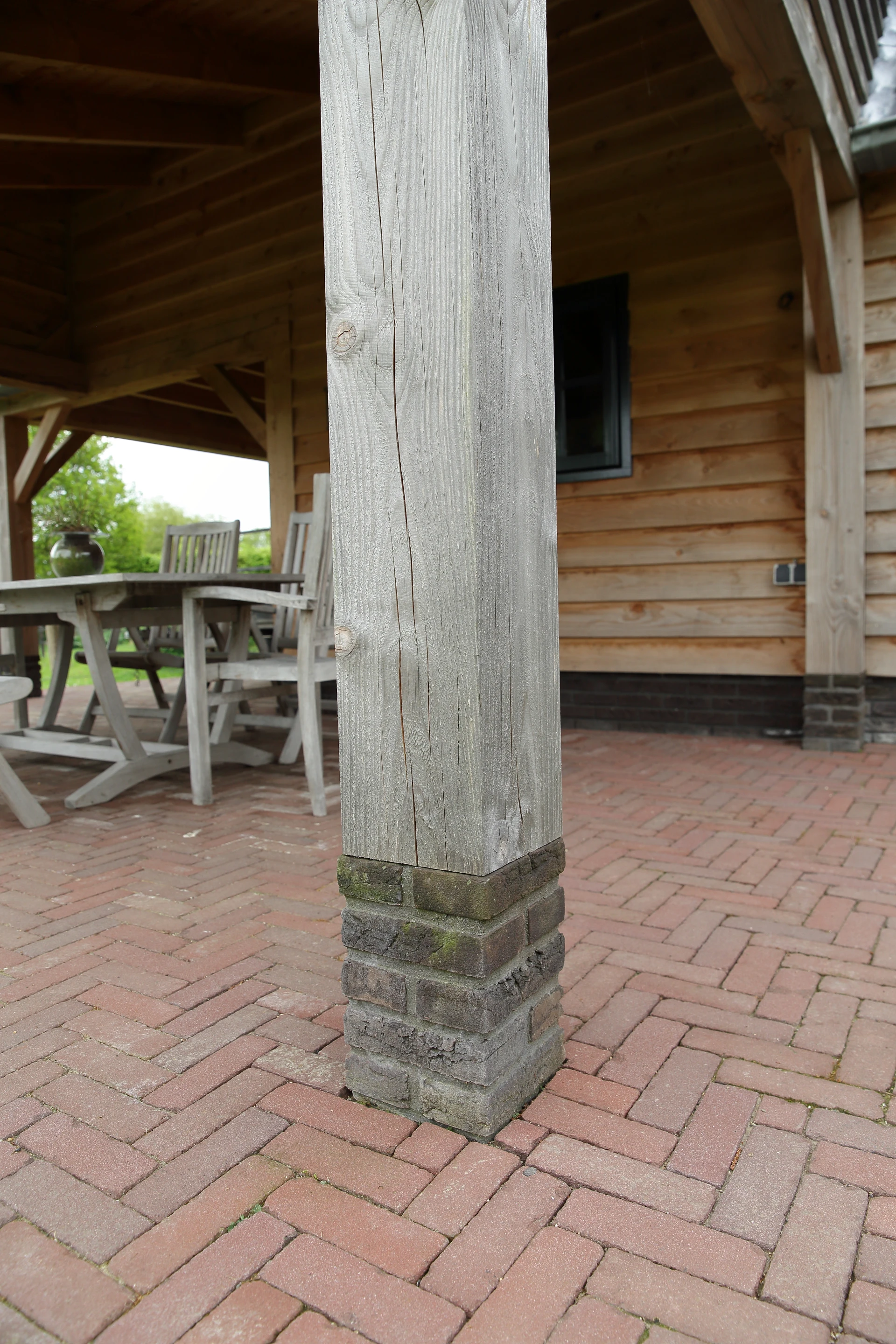 Houten garage met overkapping.04