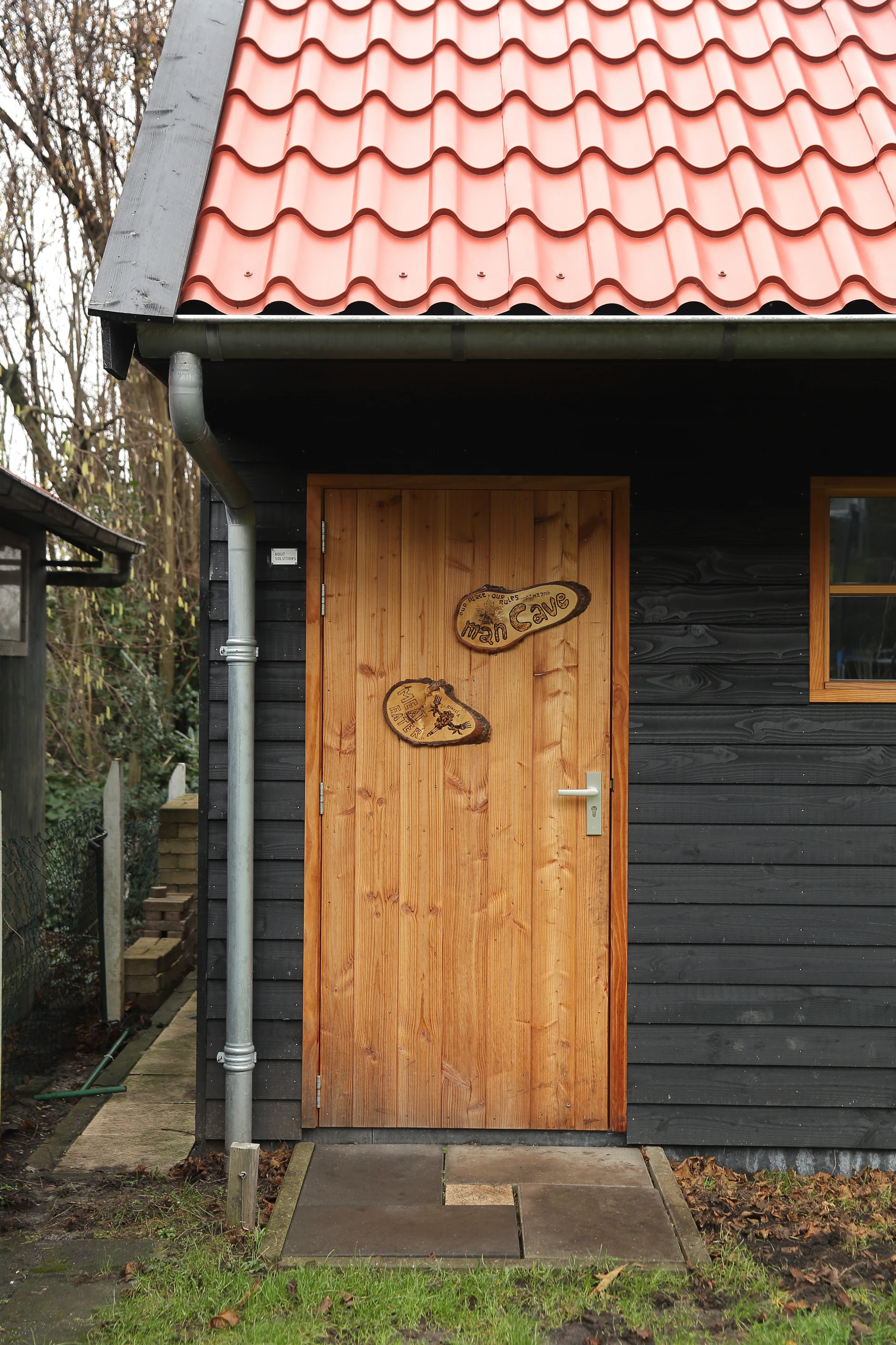 Houten schuur met overkapping.03