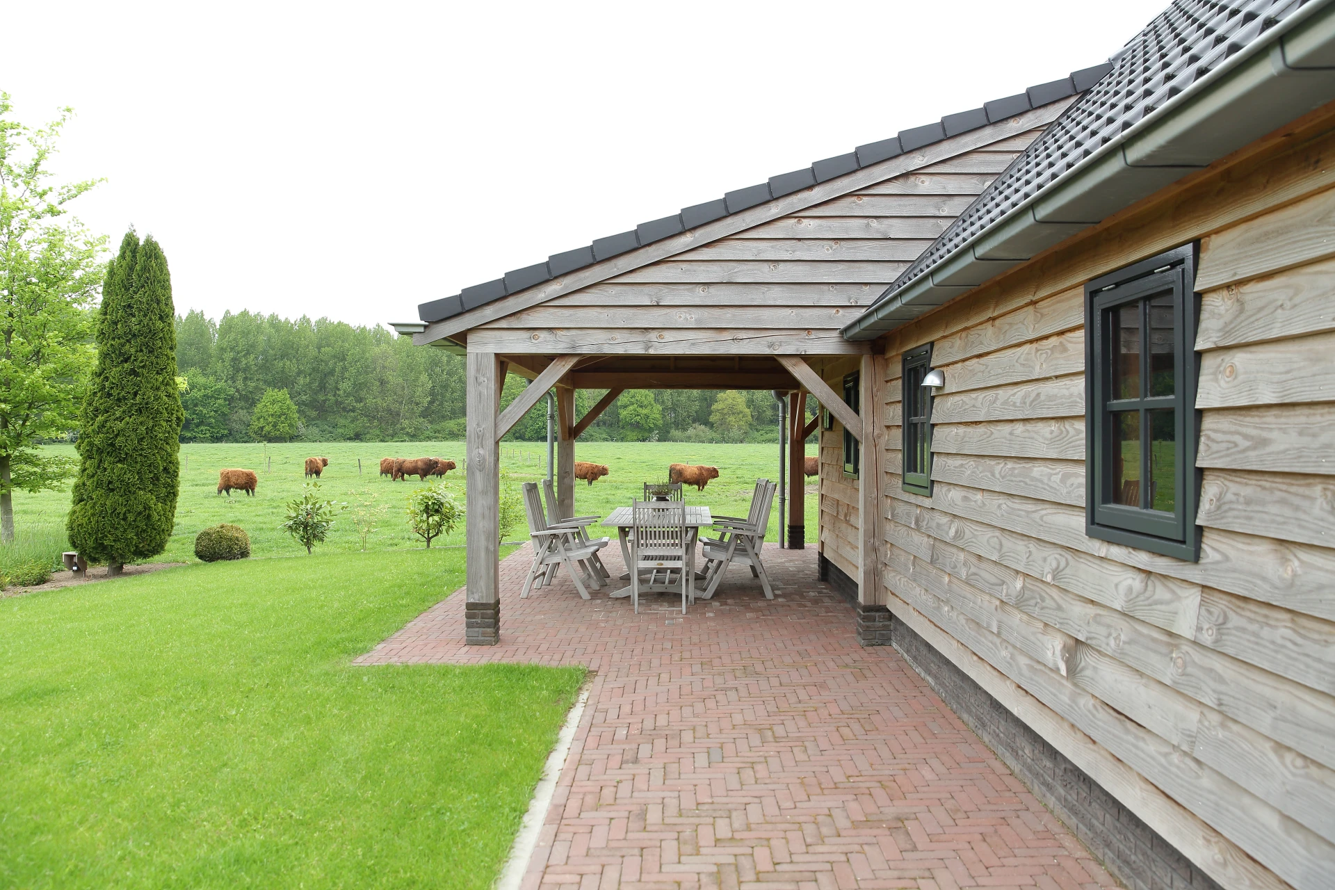 Houten garage met overkapping.05