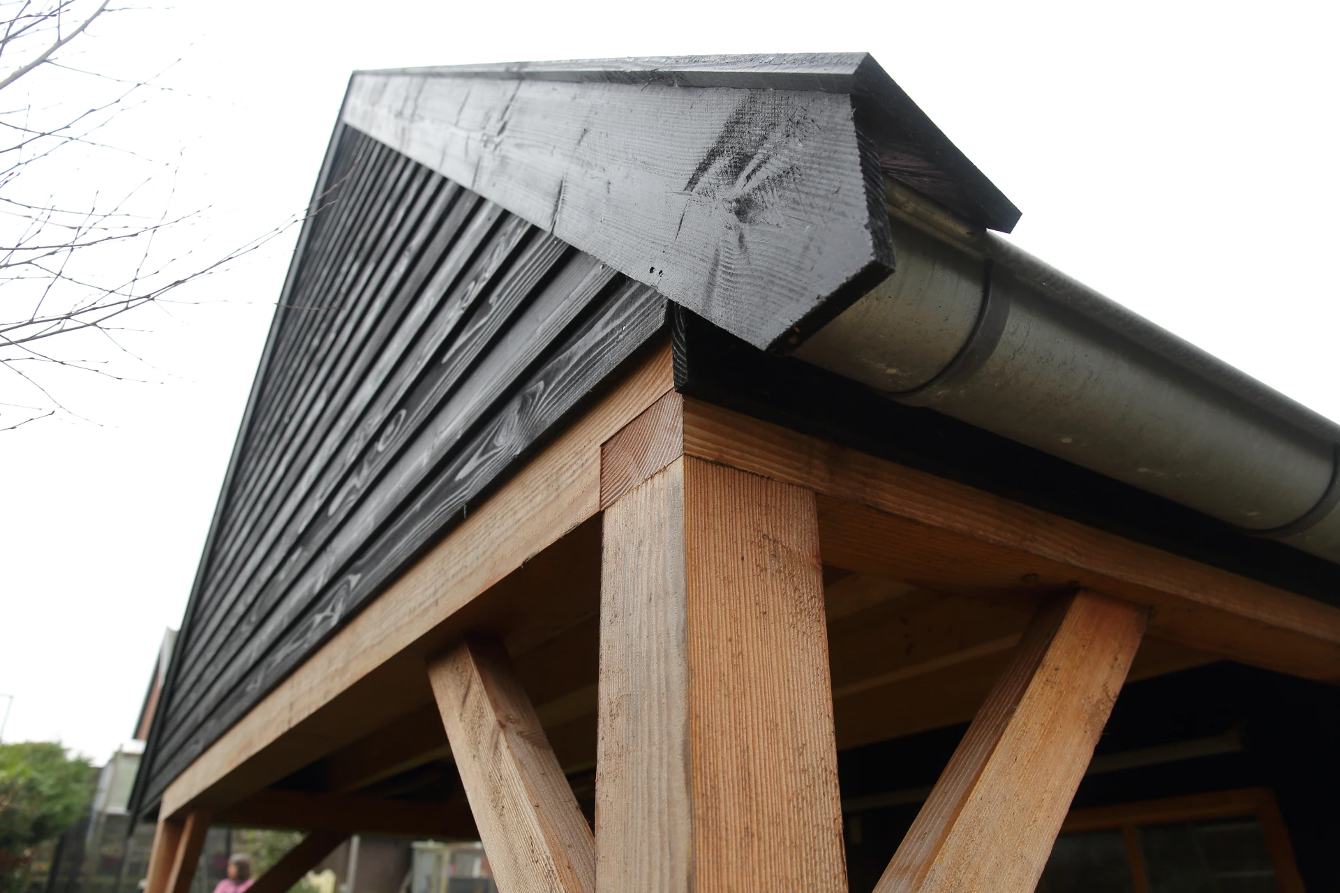 Houten schuur met overkapping.04