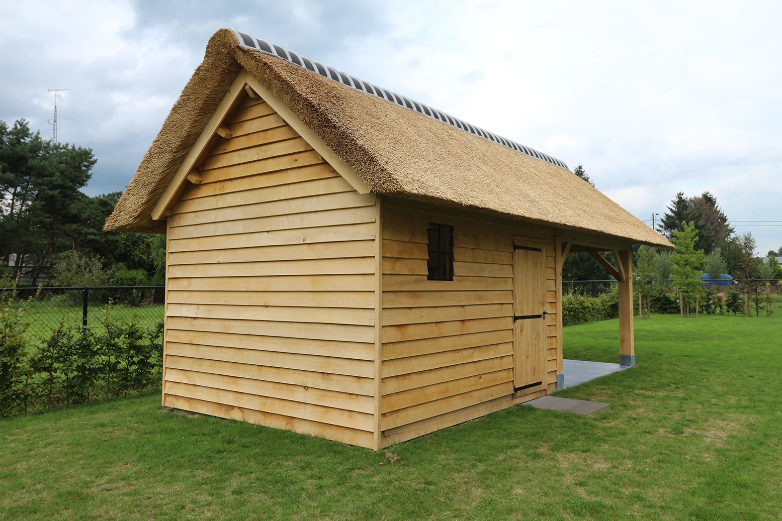 Eiken berging met overkapping.02